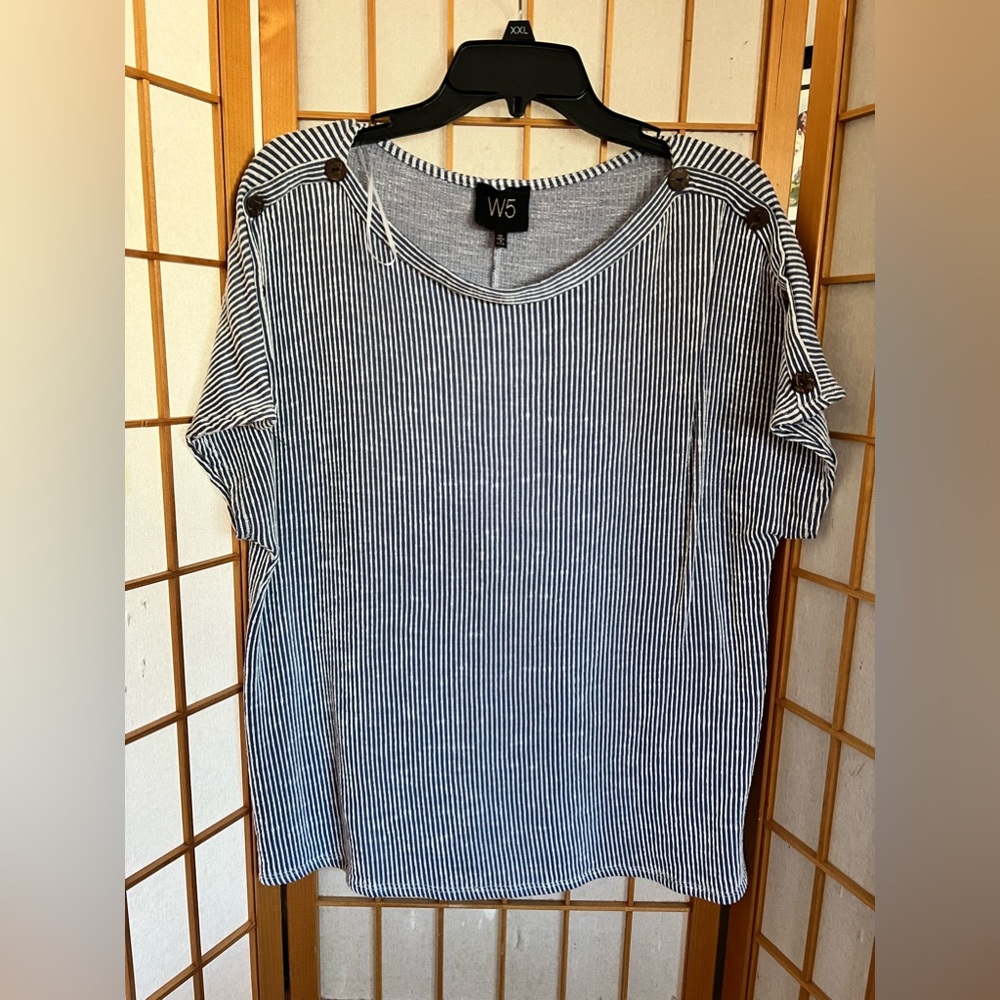 Cute Blue & White textured top